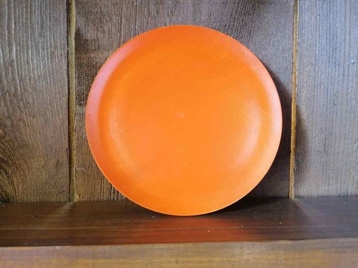 Prato de madeira laranja com 12 cm de diâmetro