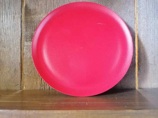 Prato vermelho de madeira com 12 cm de diâmetro