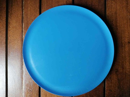 Placa de madeira azul com 20 cm de diâmetro