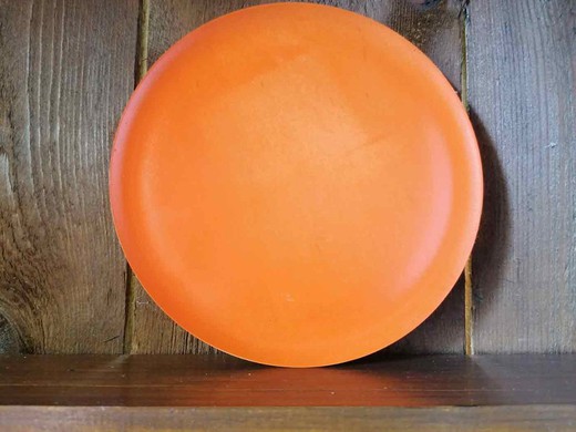 Prato de madeira laranja com 16 cm de diâmetro