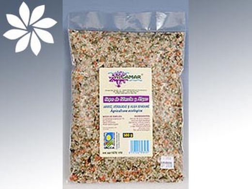 Algues bio, soupe d'algues avec semoule de riz et légumes