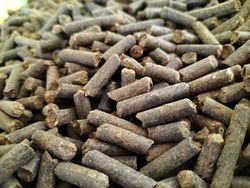 Fumier de granulés, compost organique, engrais naturel.