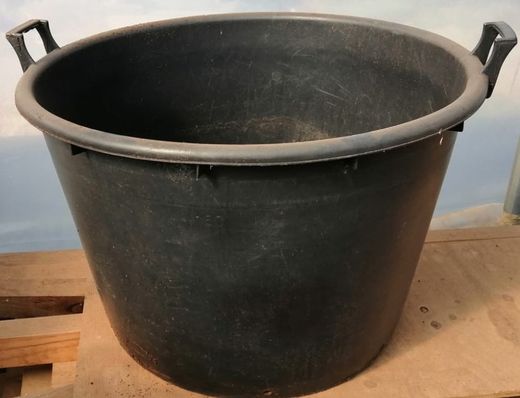 Maceta usada de plástico negro muy resistente