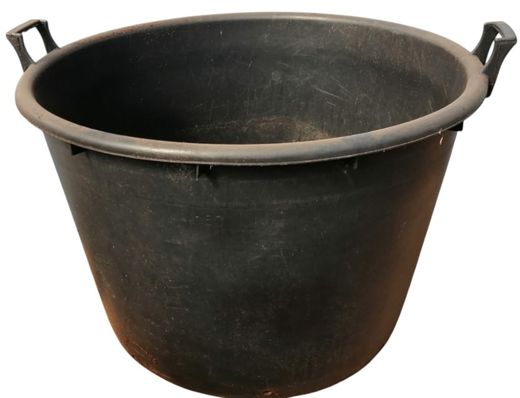 Maceta usada de plástico negro muy resistente