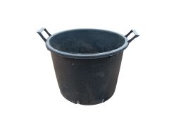 Maceta usada de plástico negro muy resistente