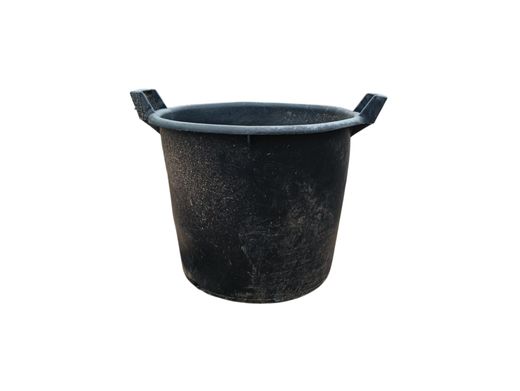 Maceta usada de plástico negro muy resistente