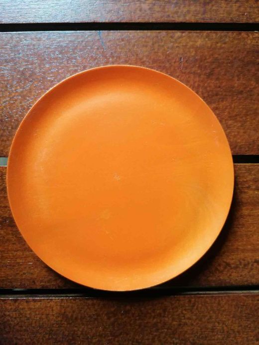 Prato de madeira laranja com 12 cm de diâmetro