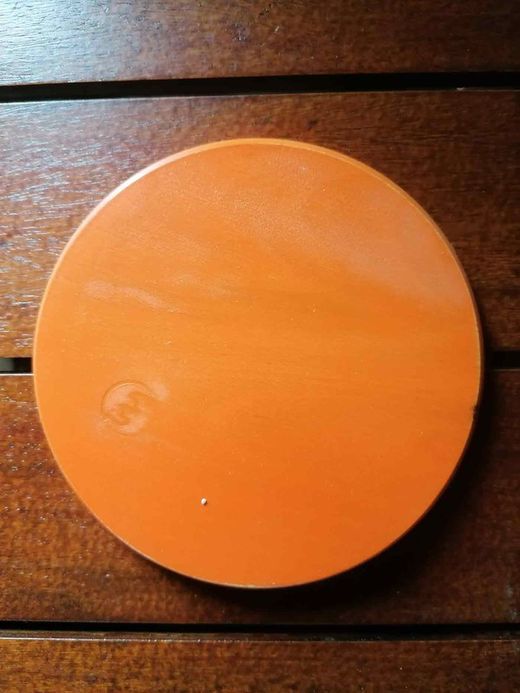 Prato de madeira laranja com 12 cm de diâmetro