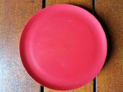 Prato vermelho de madeira com 12 cm de diâmetro