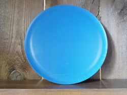 Placa de madeira azul com 20 cm de diâmetro