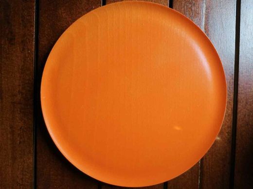 Placa de madeira laranja com 20 cm de diâmetro