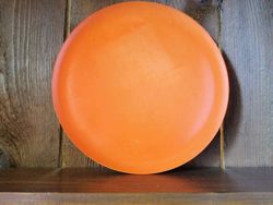Prato de madeira laranja com 16 cm de diâmetro